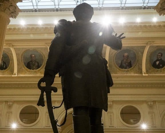 estátua de Dom Pedro I na escadaria do Museu do Ipiranga vista por trás